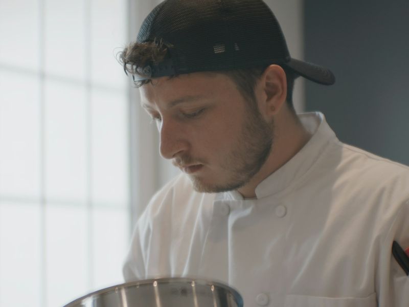 Повар на кухне ресторана